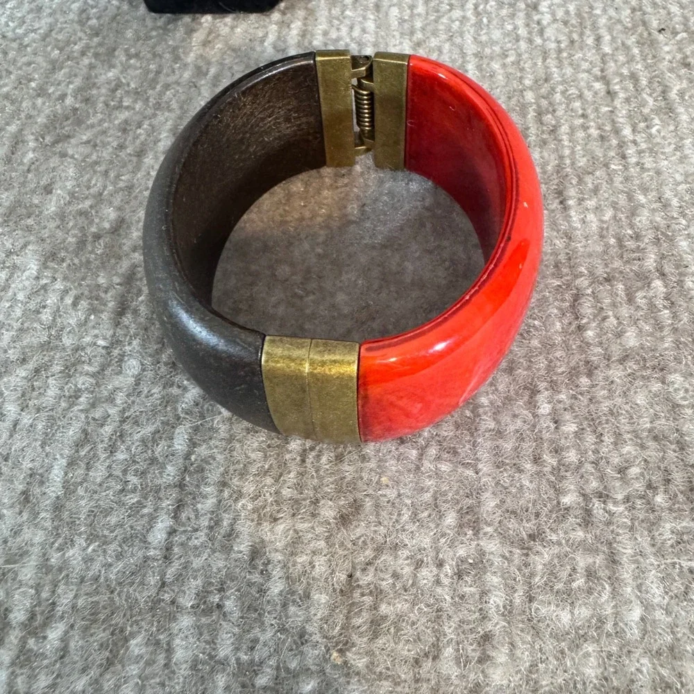 Hinge Bangle Bracelet Women OS Red Brown Resin Brass Tone Mod Statement